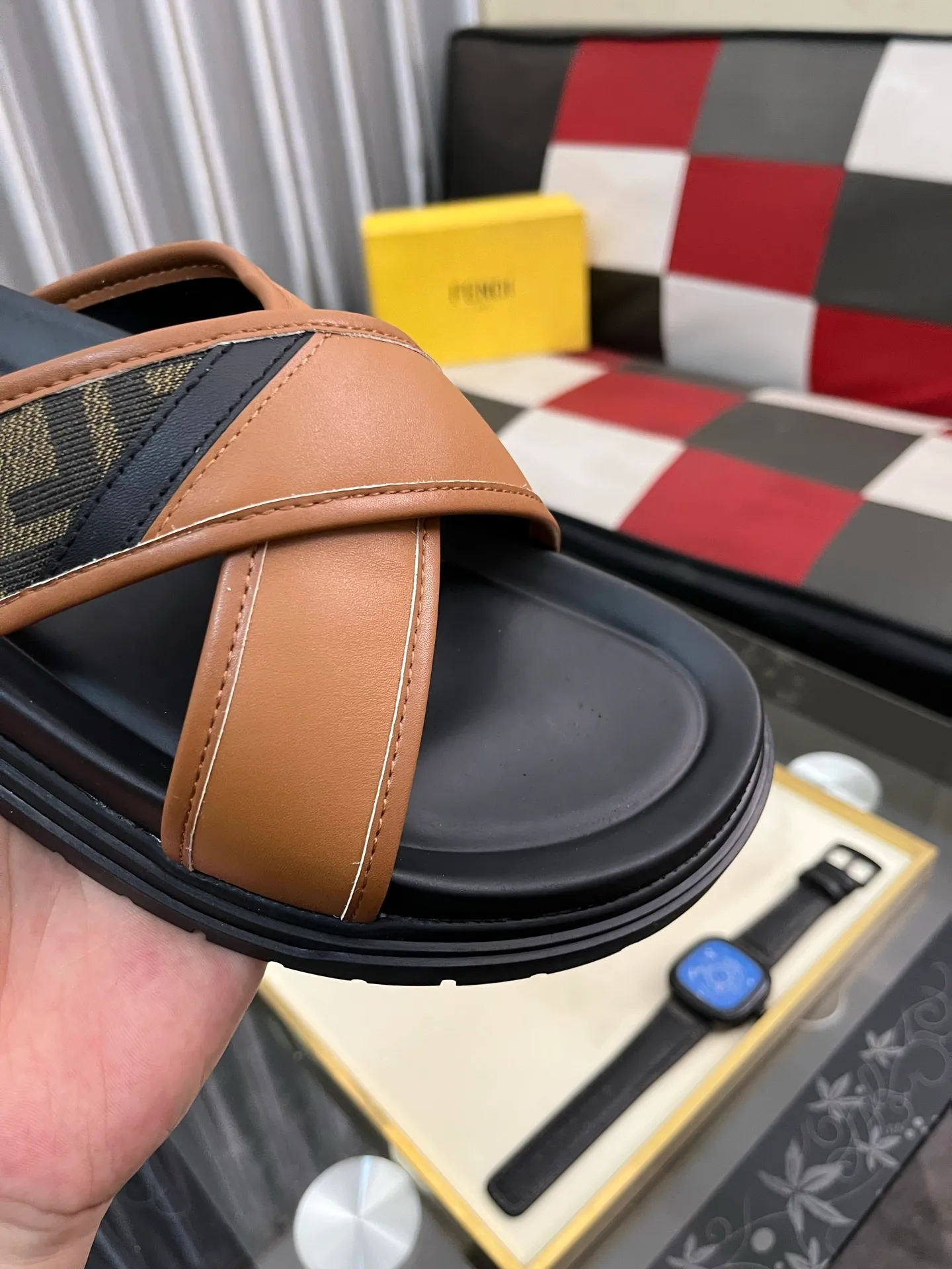 Men's men's shoes💰320⌚️⌚️FENDI Fendi slippers and sandals are shipped💄How can this summer be without the blessing of little monsters💄Original imported special hardware decorative pattern➕Original private model outsole! Details determine success or failure, good quality is not afraid of magnifying details! It feels super comfortable on your feet! This summer you need a pair of trendy, cool and comfortable sandals👣 Standard size: 38-443️⃣Colors available